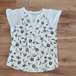🩷 5/$12 Reitmans Cream and Blue Floral Blouse